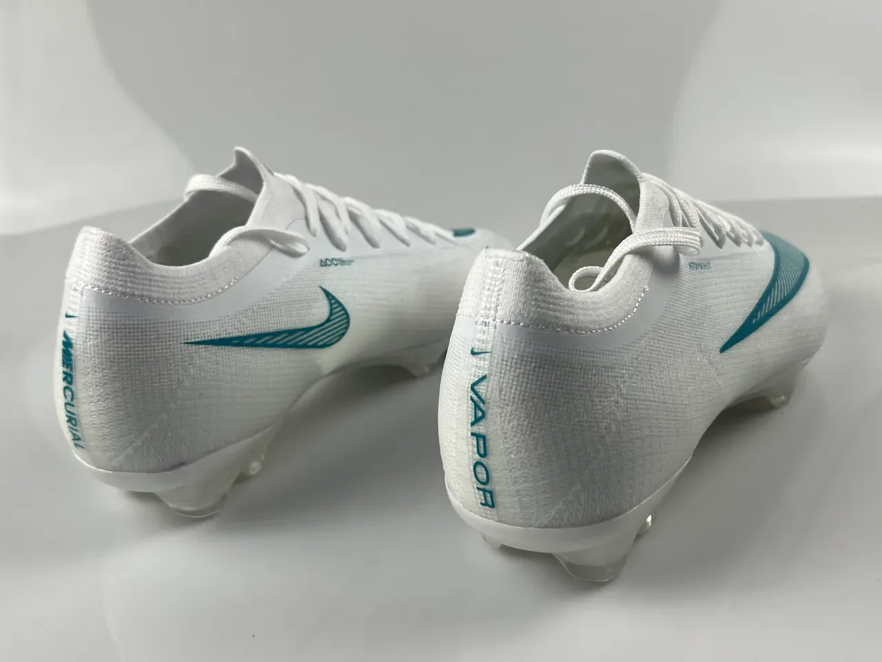 Nike Chaussures de football blanc et bleu avec upper en maille overlay Swoosh en teal pour terrain ferme 2
