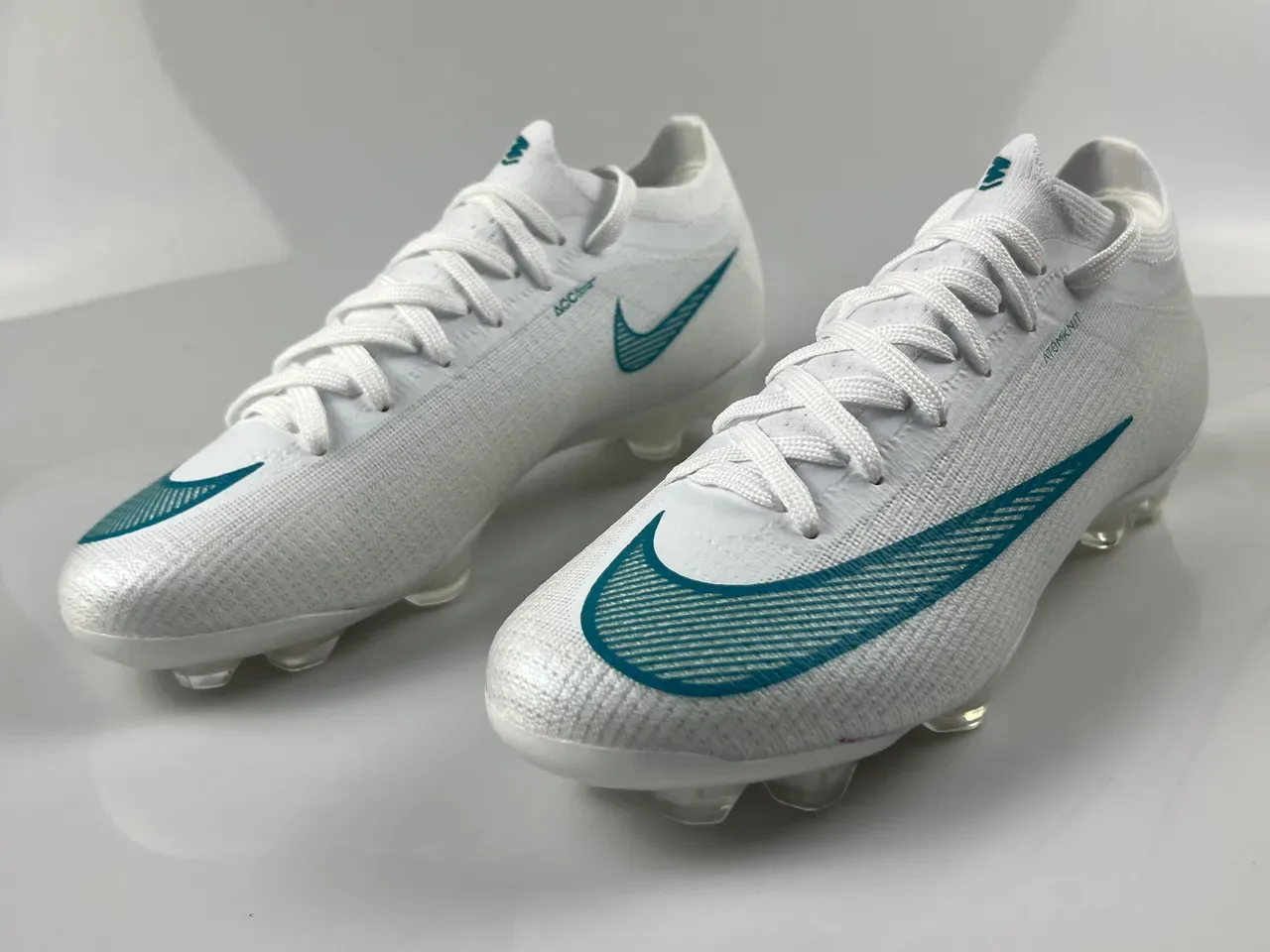 Nike Chaussures de football blanc et bleu avec upper en maille overlay Swoosh en teal pour terrain ferme 3