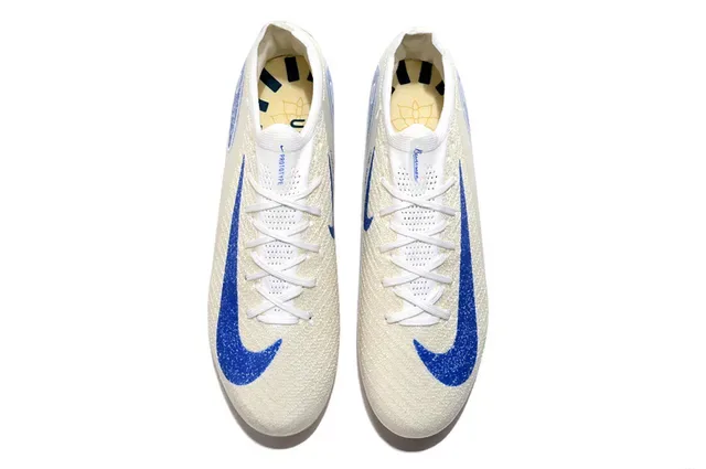 Nike Chaussures de Football Blanc Bleu Bas-Coupé Supérieure Tricô Semelle Iridescente Translucida Firm-Ground 2