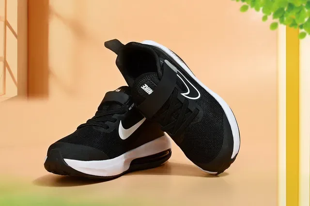 Nike White Blue Low-Top Mesh Upper Lifestyle Sneakers 11