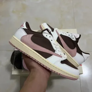 Nike সাদা বাদামি লো-টপ সিলহুট মিক্সড-ম্যাটেরিয়াল আপার লाइফস্টাইল স্নিকার