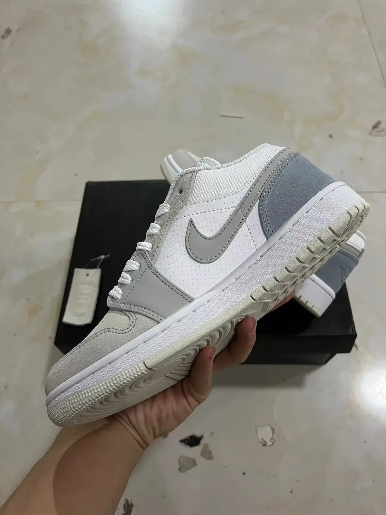 Nike White Gray Low-Top Perforated Toebox Lifestyle Sneakers 5