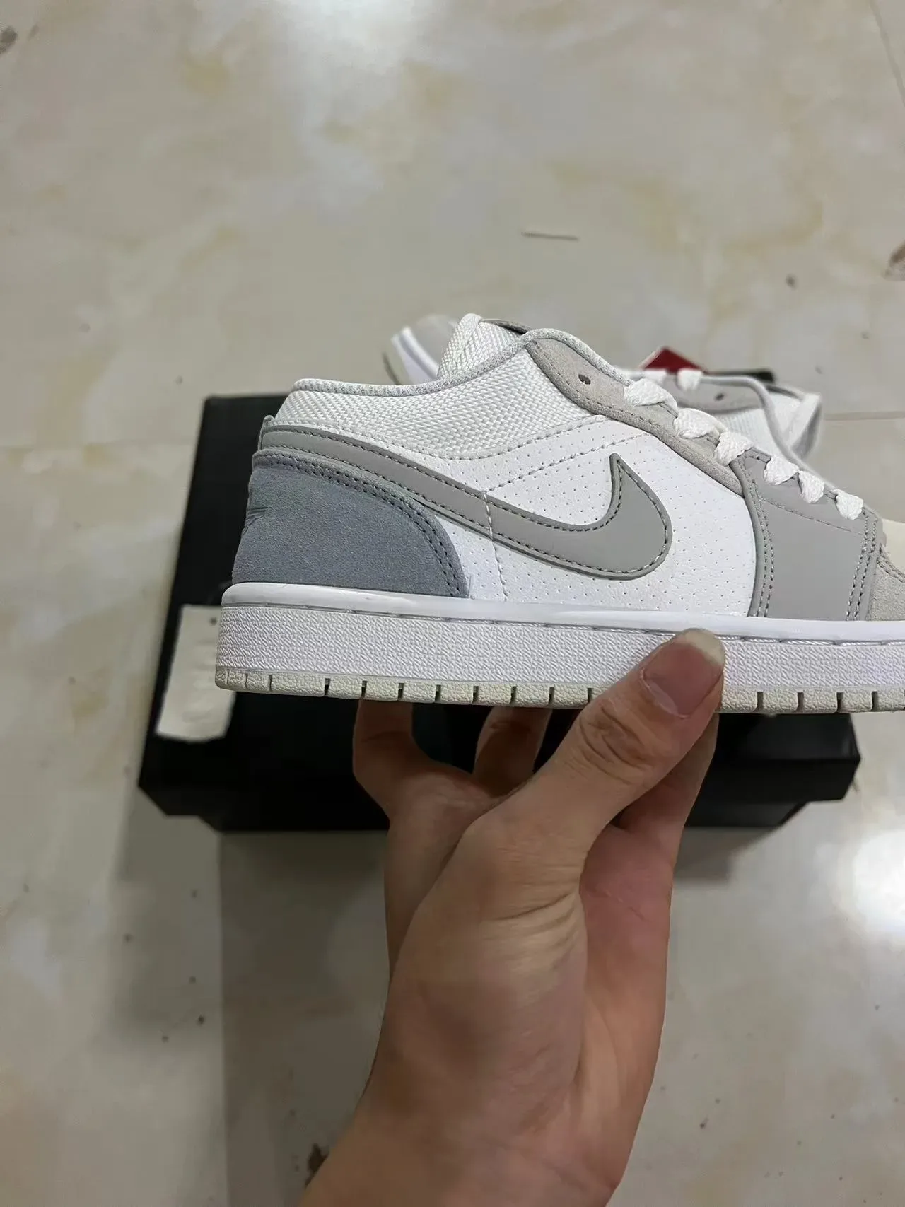 Nike White Gray Low-Top Perforated Toebox Lifestyle Sneakers 7