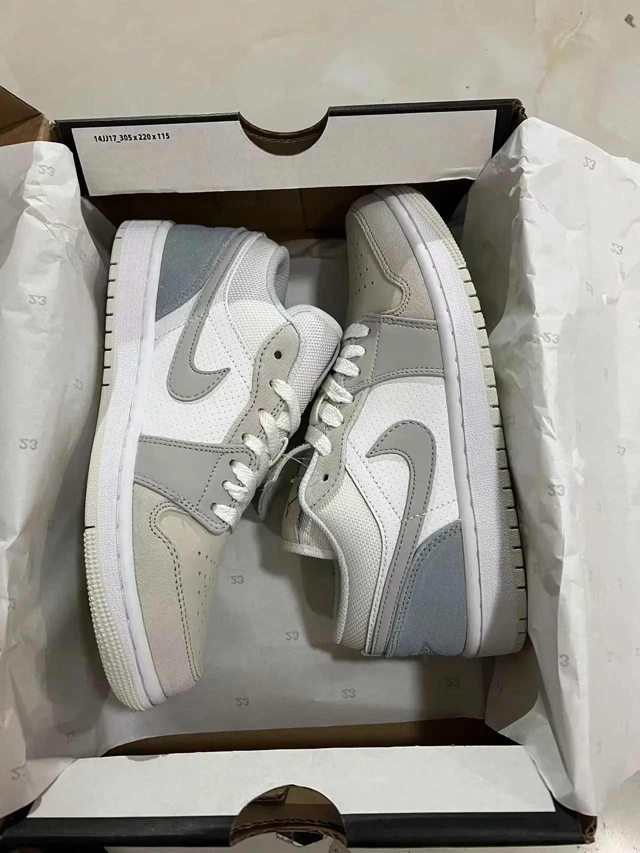 Nike White Gray Low-Top Perforated Toebox Lifestyle Sneakers 9