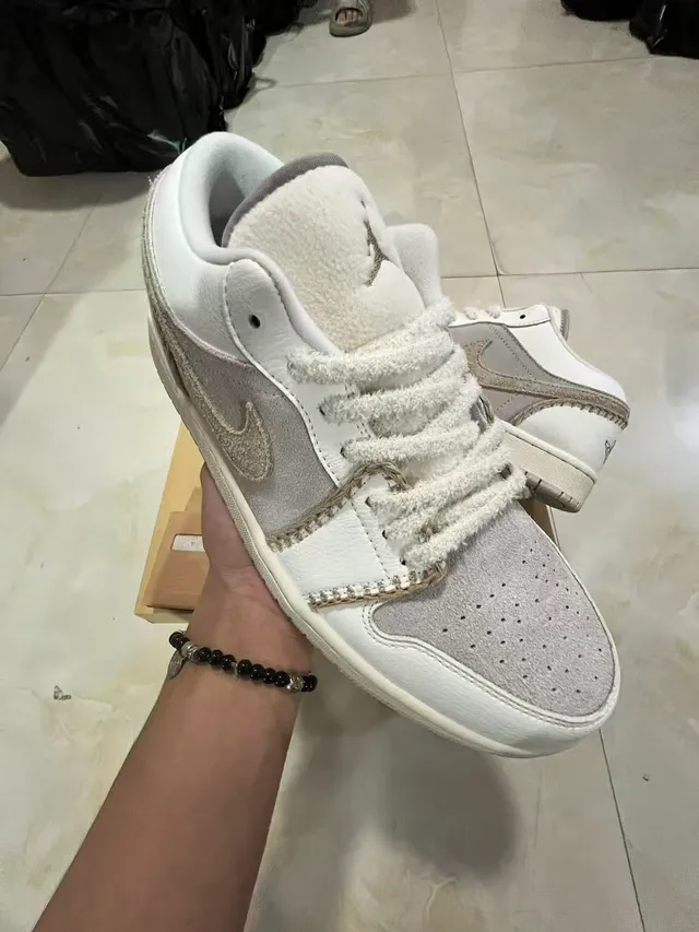 Nike White Gray Low-Top Suede-and-Leather Panelled Lifestyle Sneakers 2