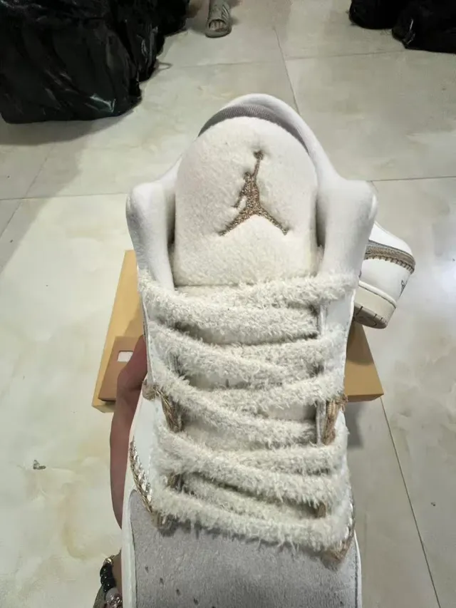 Nike White Gray Low-Top Suede-and-Leather Panelled Lifestyle Sneakers 4