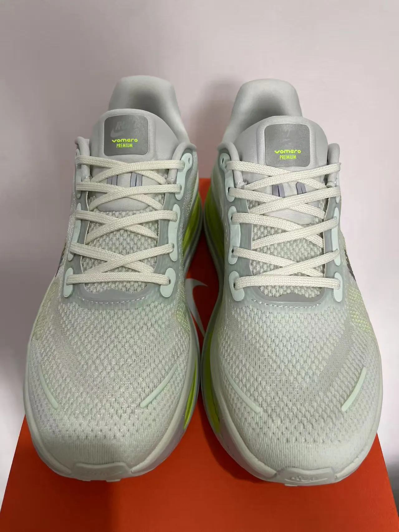 Nike Zapatillas de correr con upper de knit blanco y verde, unidad de aire translúcida de neón 3