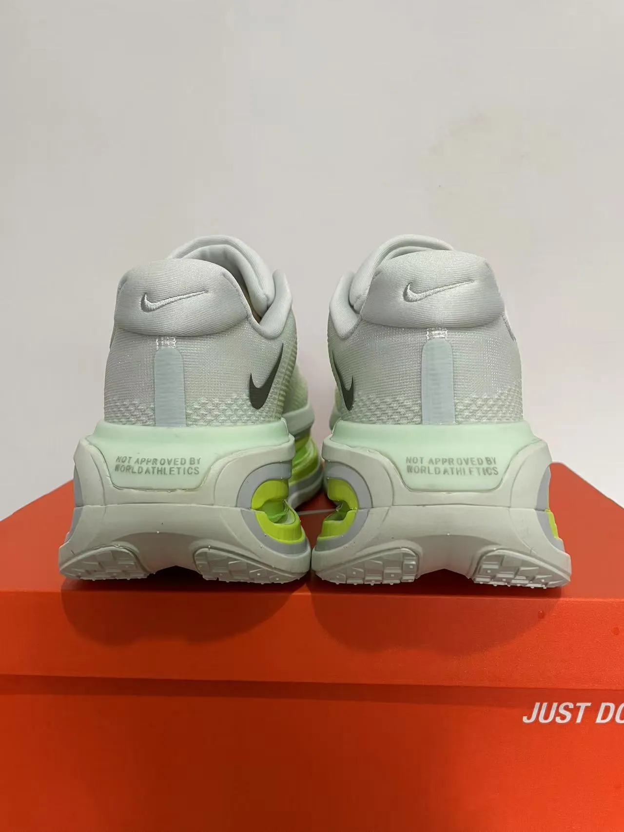Nike Zapatillas de correr con upper de knit blanco y verde, unidad de aire translúcida de neón 4