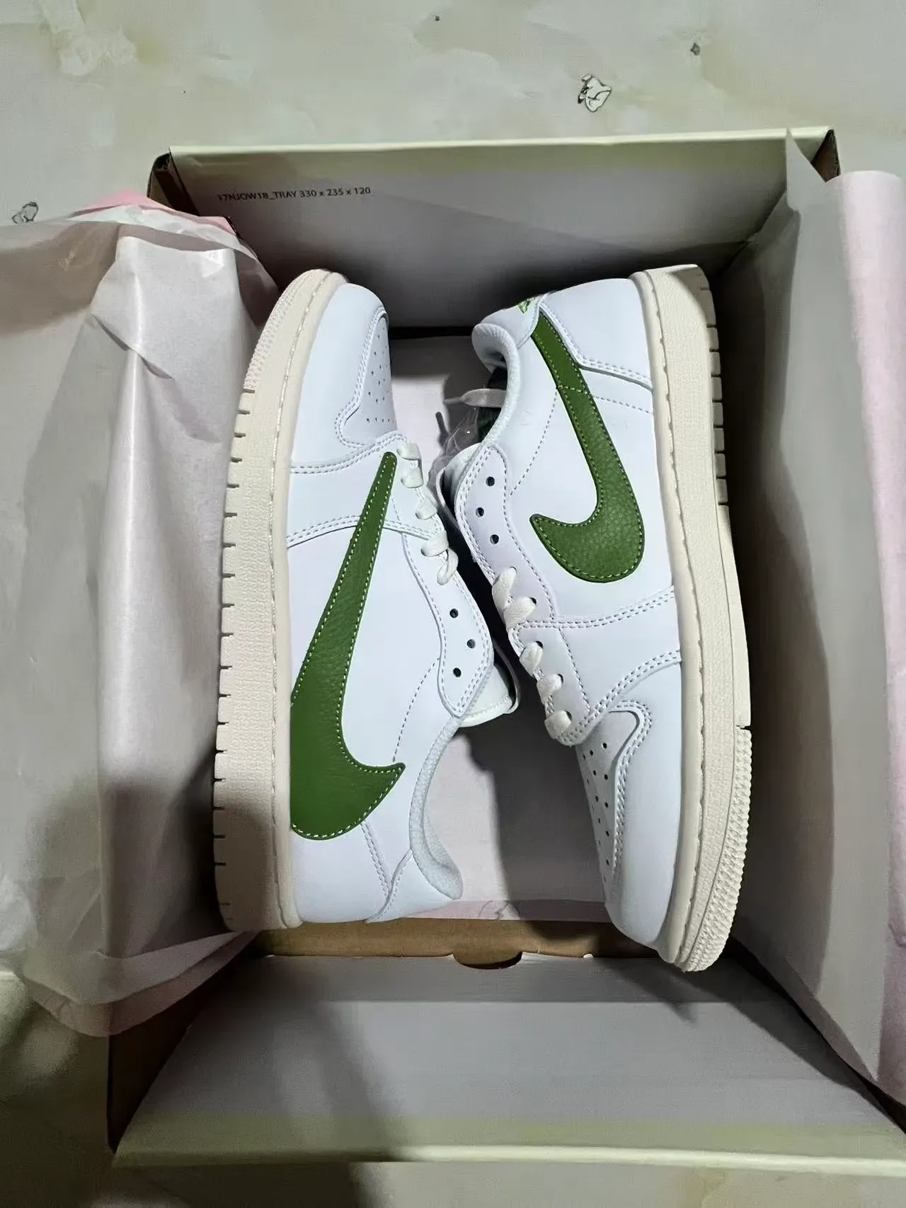 Nike White Green Low-Top Stitched Leather Upper Lifestyle Sneakers 9