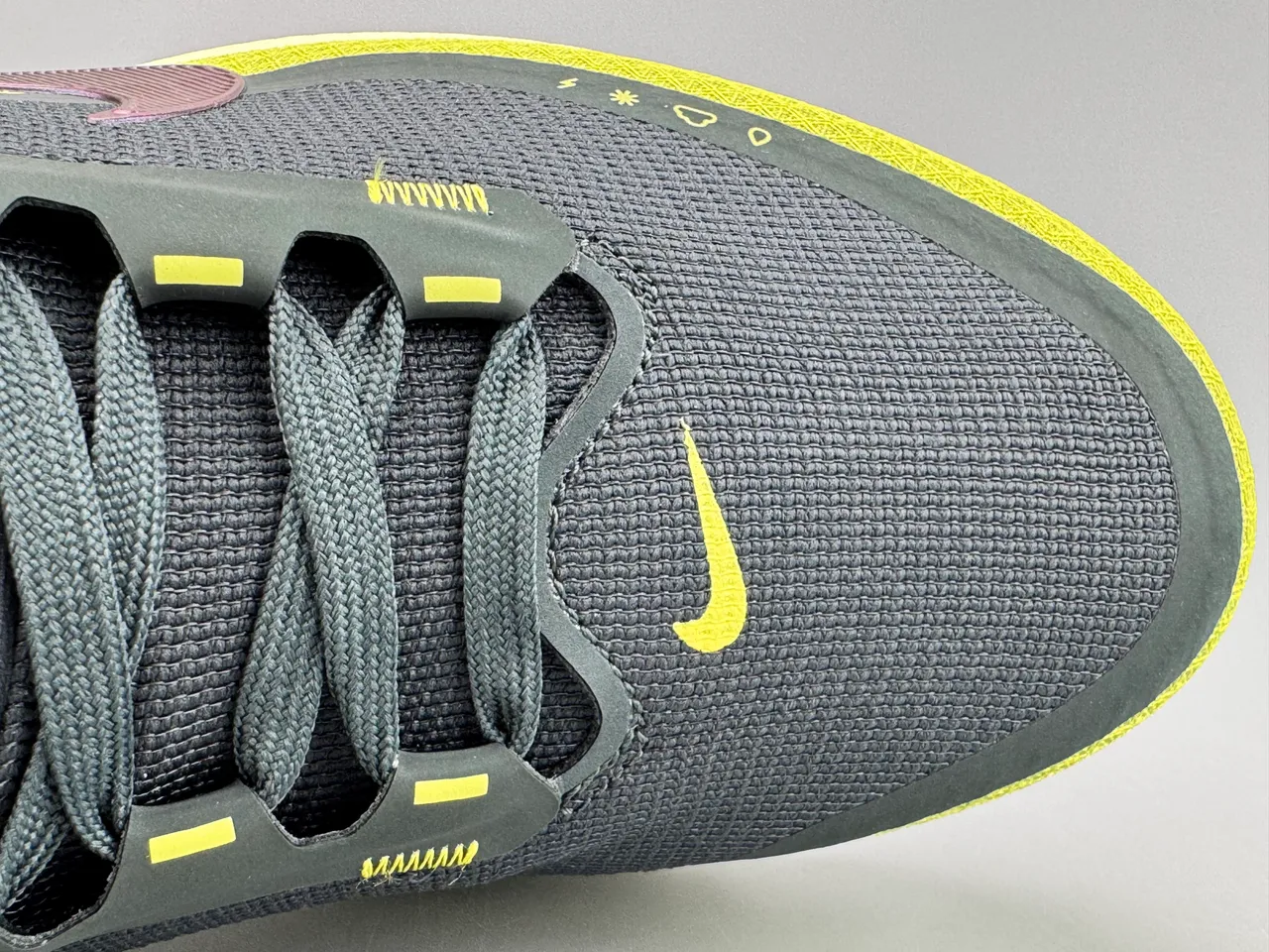 Nike Yellow Black Engineered Mesh Upper GORE-TEX Waterproofing Running Shoes 2