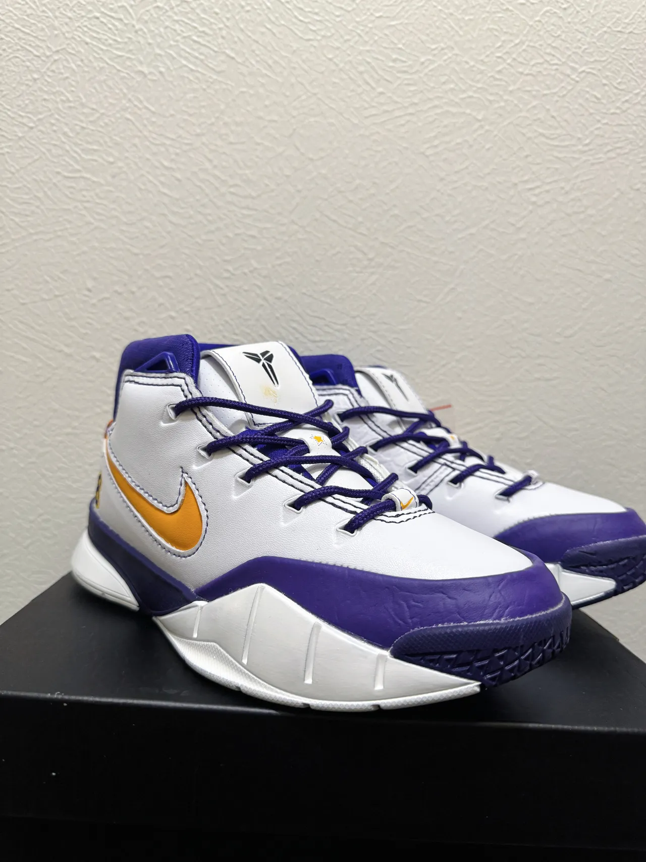 Nike Zoom Kobe IV White Purple Gold Basketball Shoes 3