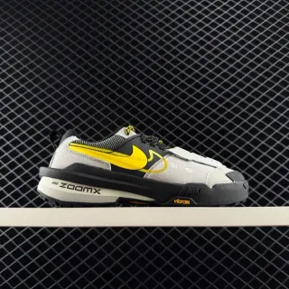 Nike ZoomX भूरा पीला लेयरेड अपर ड्यूल-टोन मिडसोल लाइफस्टाइल स्नीकर