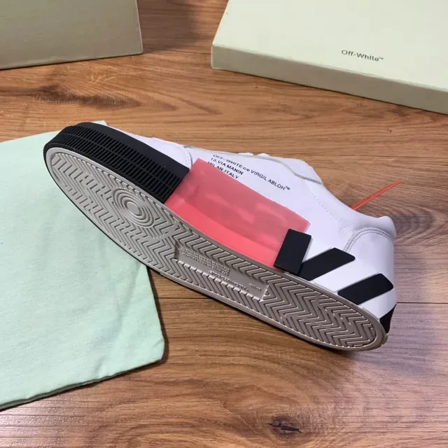 Off-White Chaussures de Style de Vie en Cuir Noir Low-Top 2