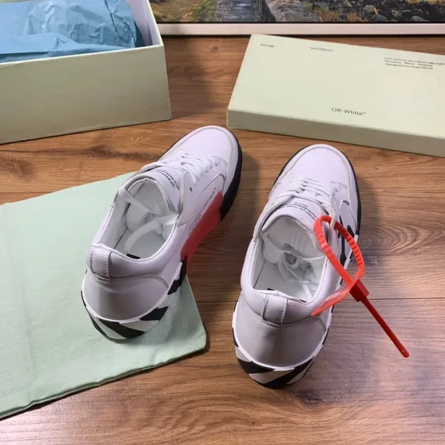 Off-White Chaussures de Style de Vie en Cuir Noir Low-Top 3