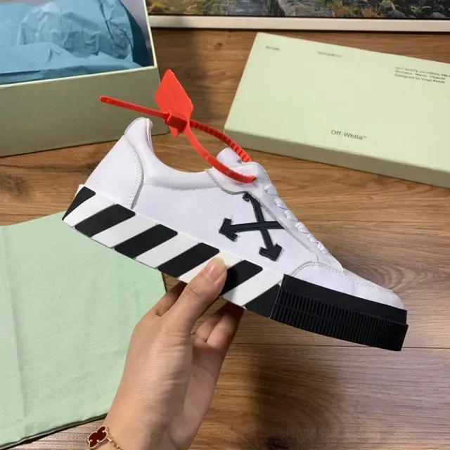 Off-White Chaussures de Style de Vie en Cuir Noir Low-Top 4
