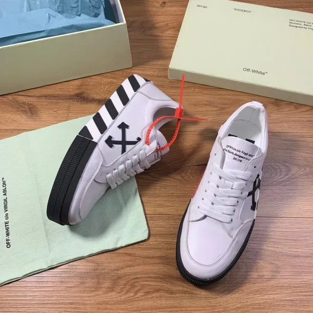 Off-White Chaussures de Style de Vie en Cuir Noir Low-Top 5