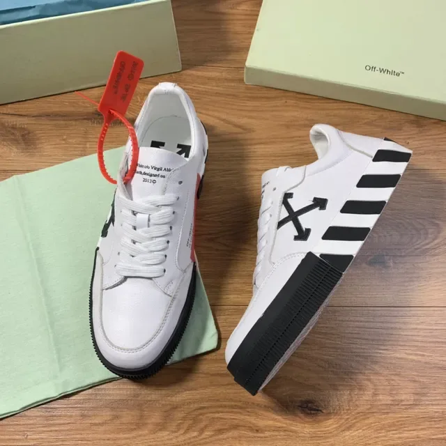 Off-White Chaussures de Style de Vie en Cuir Noir Low-Top 6