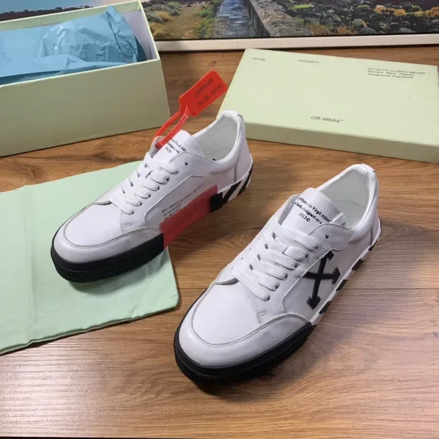 Off-White Chaussures de Style de Vie en Cuir Noir Low-Top 8