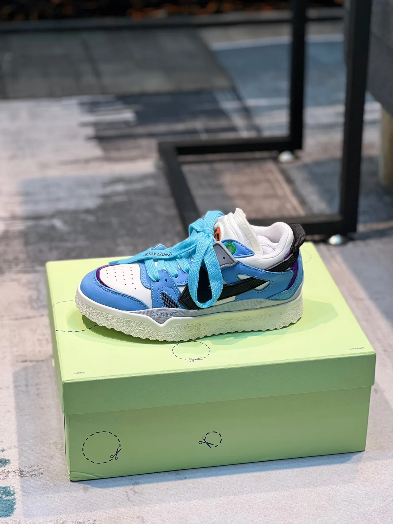 Off-White Chaussures Lifestyle Bleu Inspirées de l'Industrie Bloquées en Couleurs 1