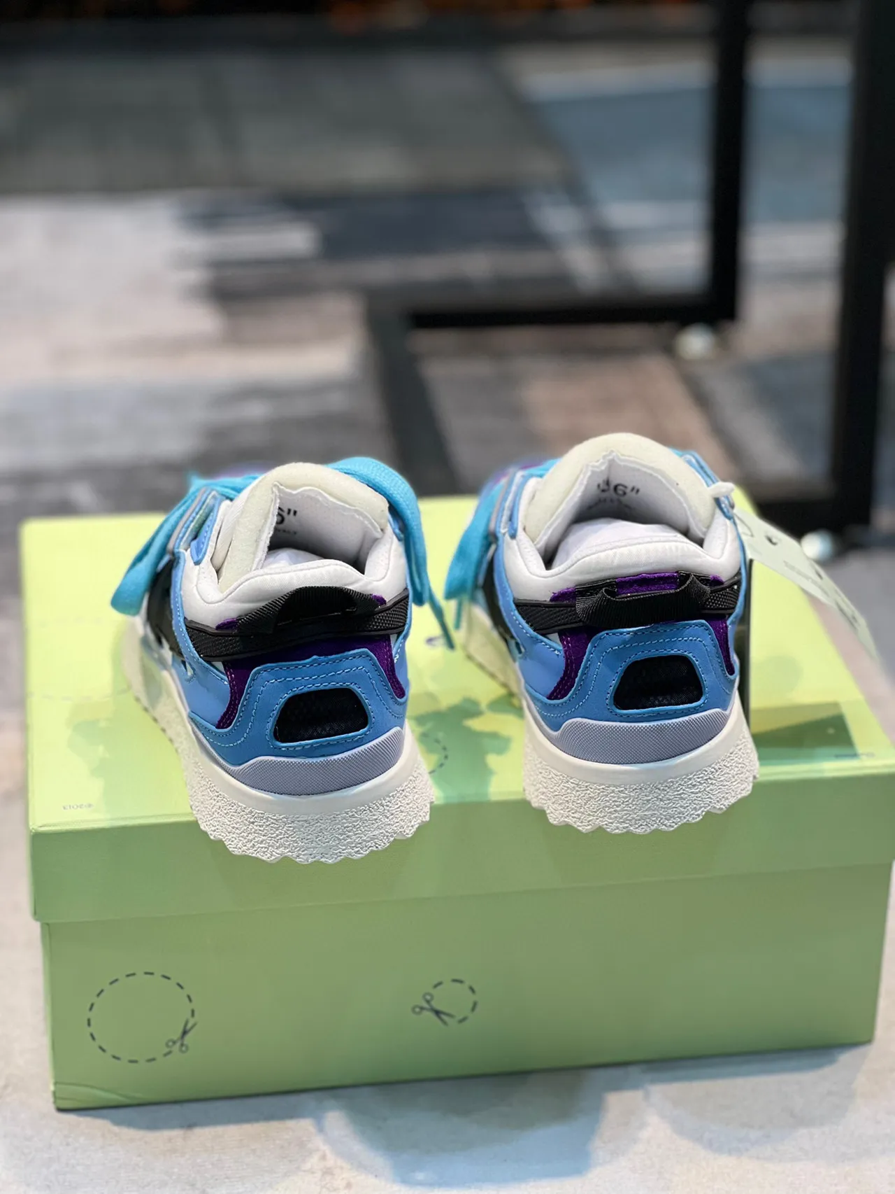 Off-White Chaussures Lifestyle Bleu Inspirées de l'Industrie Bloquées en Couleurs 2