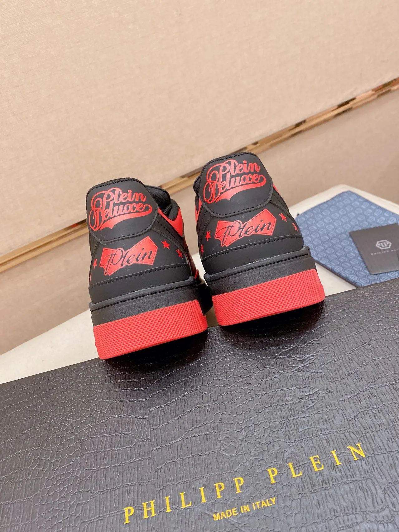 Philipp Plein Sneakers basses avec broderie graphique en noir et rouge 3