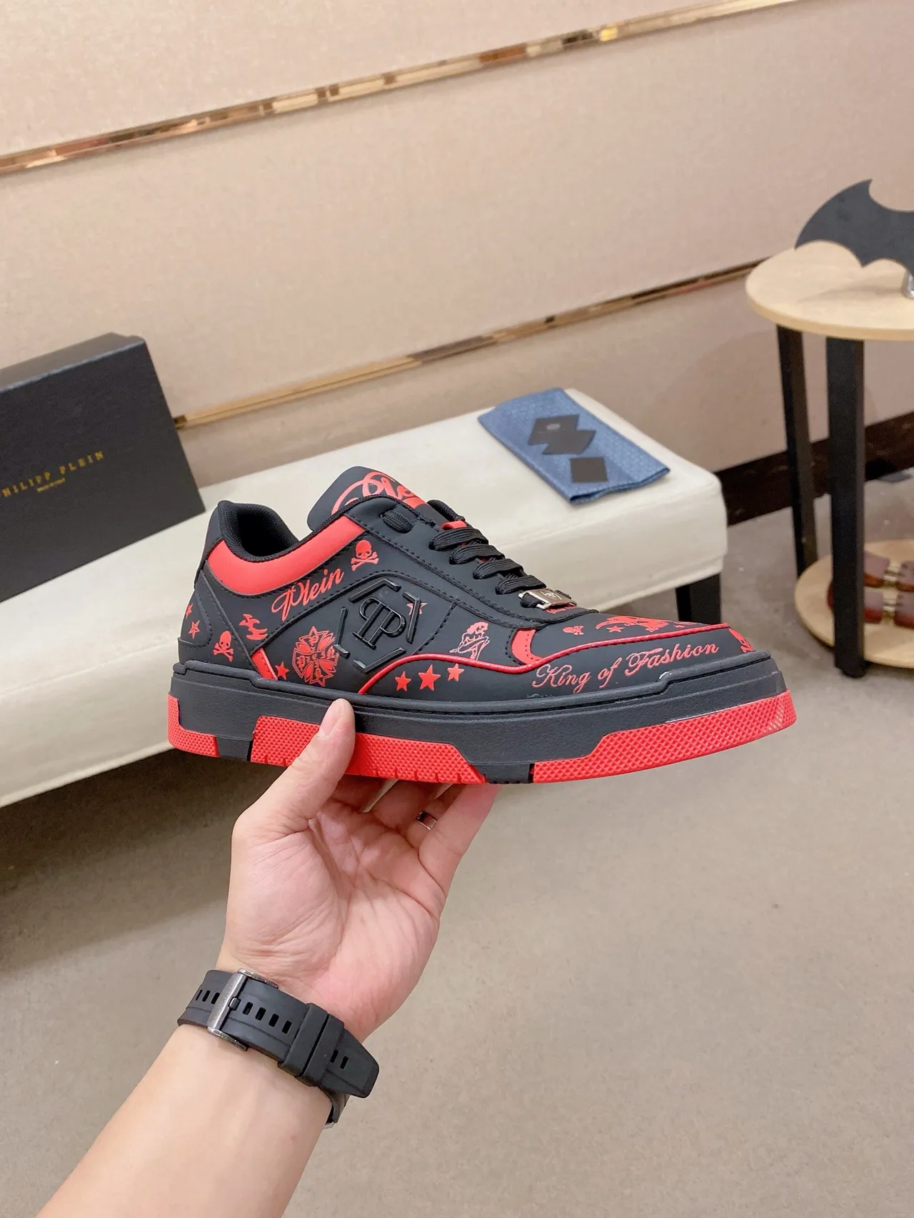 Philipp Plein Sneakers basses avec broderie graphique en noir et rouge 4