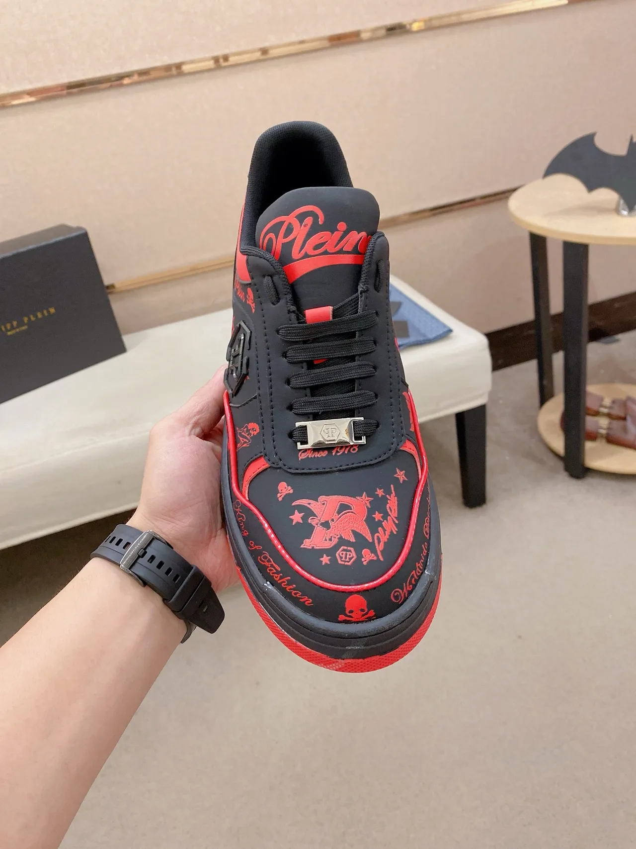 Philipp Plein Sneakers basses avec broderie graphique en noir et rouge 5