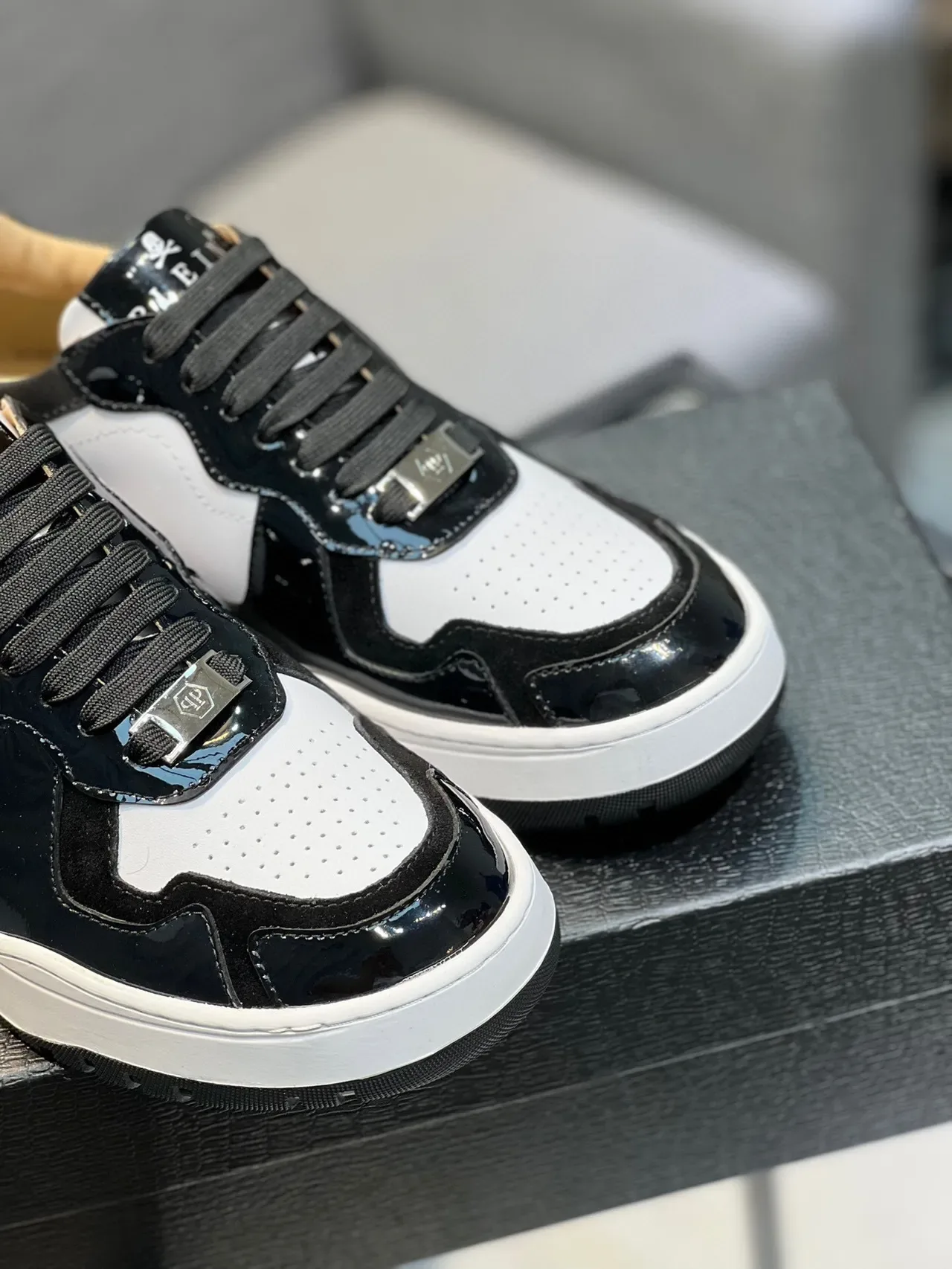 Philipp Plein Preto Branco Panelled Upper Couro Patentado Accents Lifestyle Sneakers 9