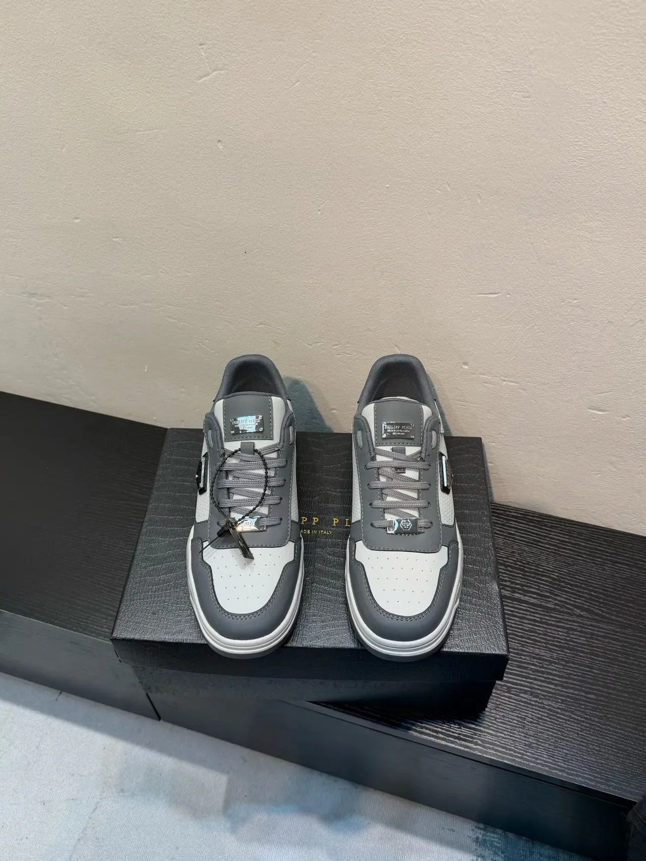 Philipp Plein Gris Blanc Panneau de Maille Perforé Bouclier Logo Insigne Chaussures Lifestyle 2