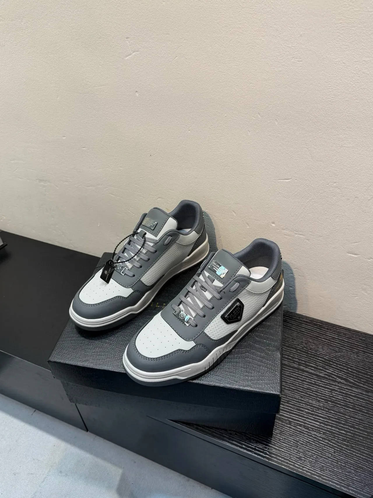 Philipp Plein Gris Blanc Panneau de Maille Perforé Bouclier Logo Insigne Chaussures Lifestyle 3
