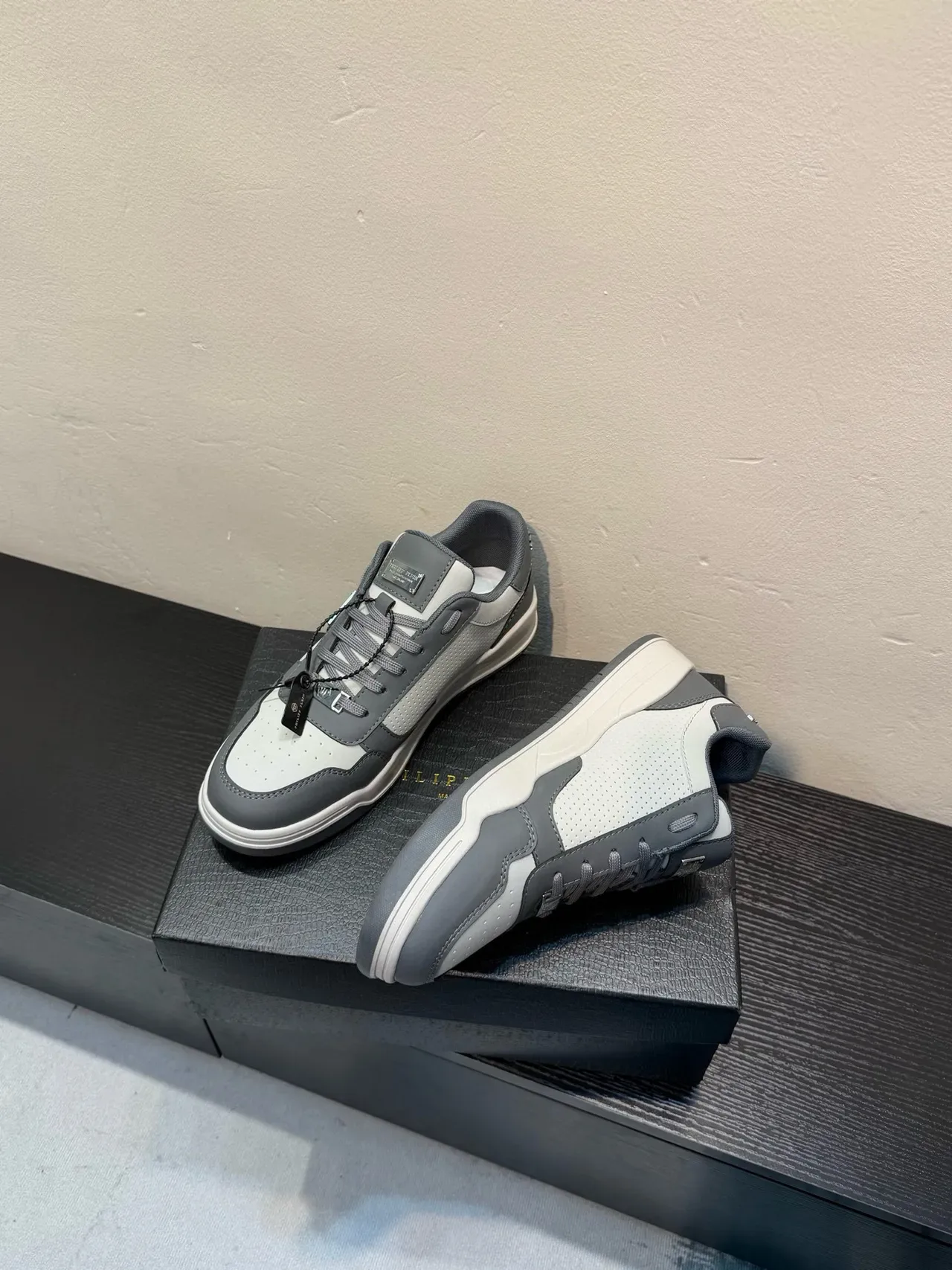 Philipp Plein Gris Blanc Panneau de Maille Perforé Bouclier Logo Insigne Chaussures Lifestyle 4