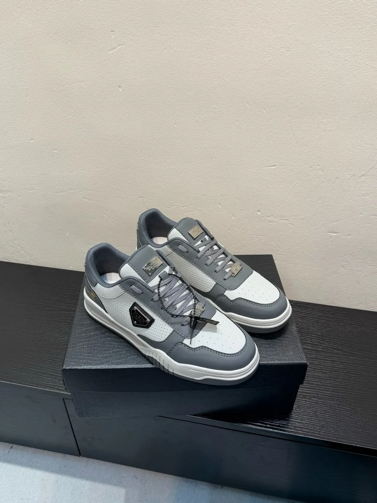 Philipp Plein Gris Blanc Panneau de Maille Perforé Bouclier Logo Insigne Chaussures Lifestyle 5