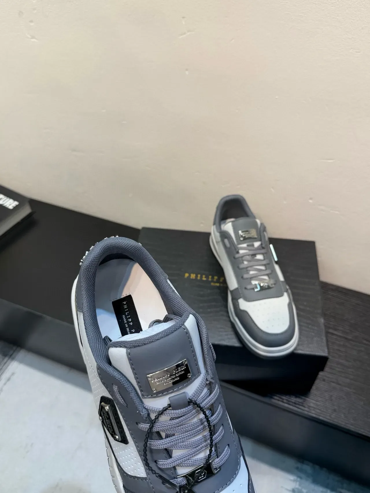 Philipp Plein Gris Blanc Panneau de Maille Perforé Bouclier Logo Insigne Chaussures Lifestyle 7