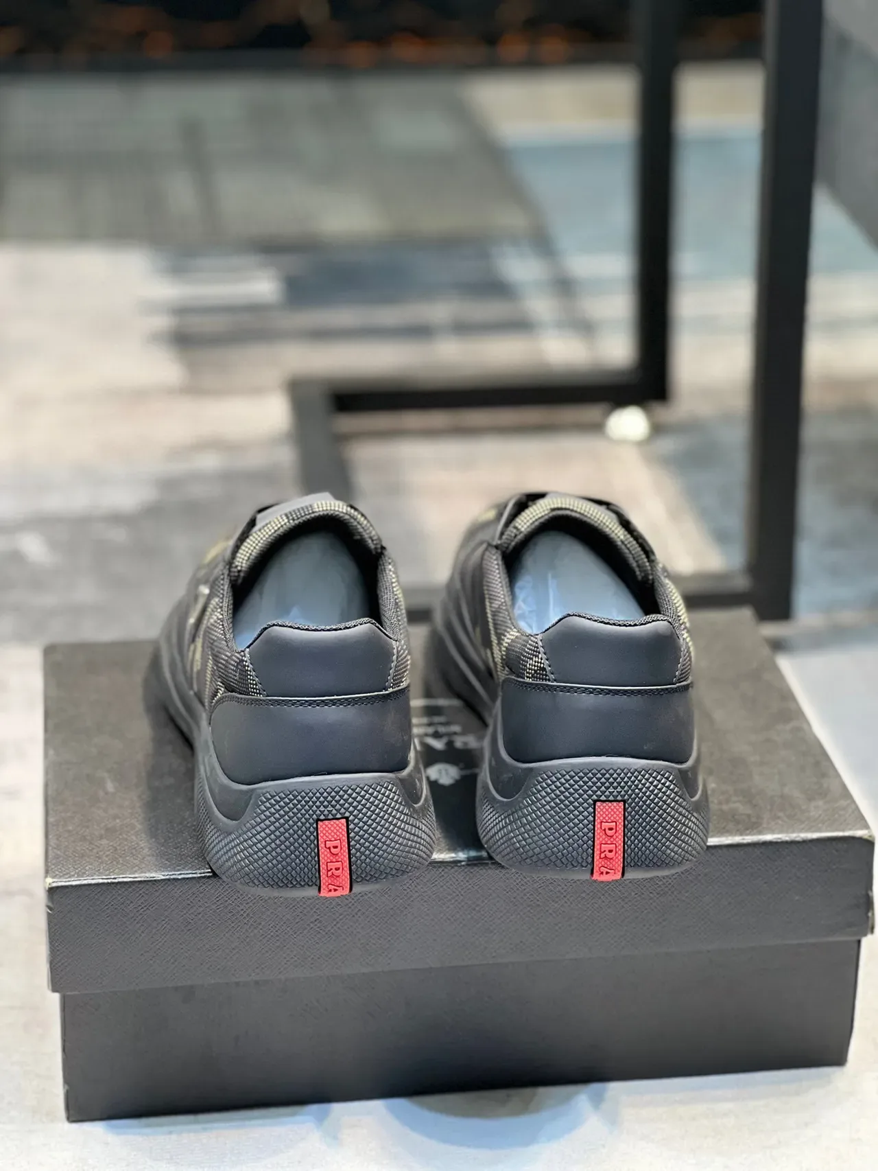 Prada tênis lifestyle preto bege camo-print têxtil couro superposições 2