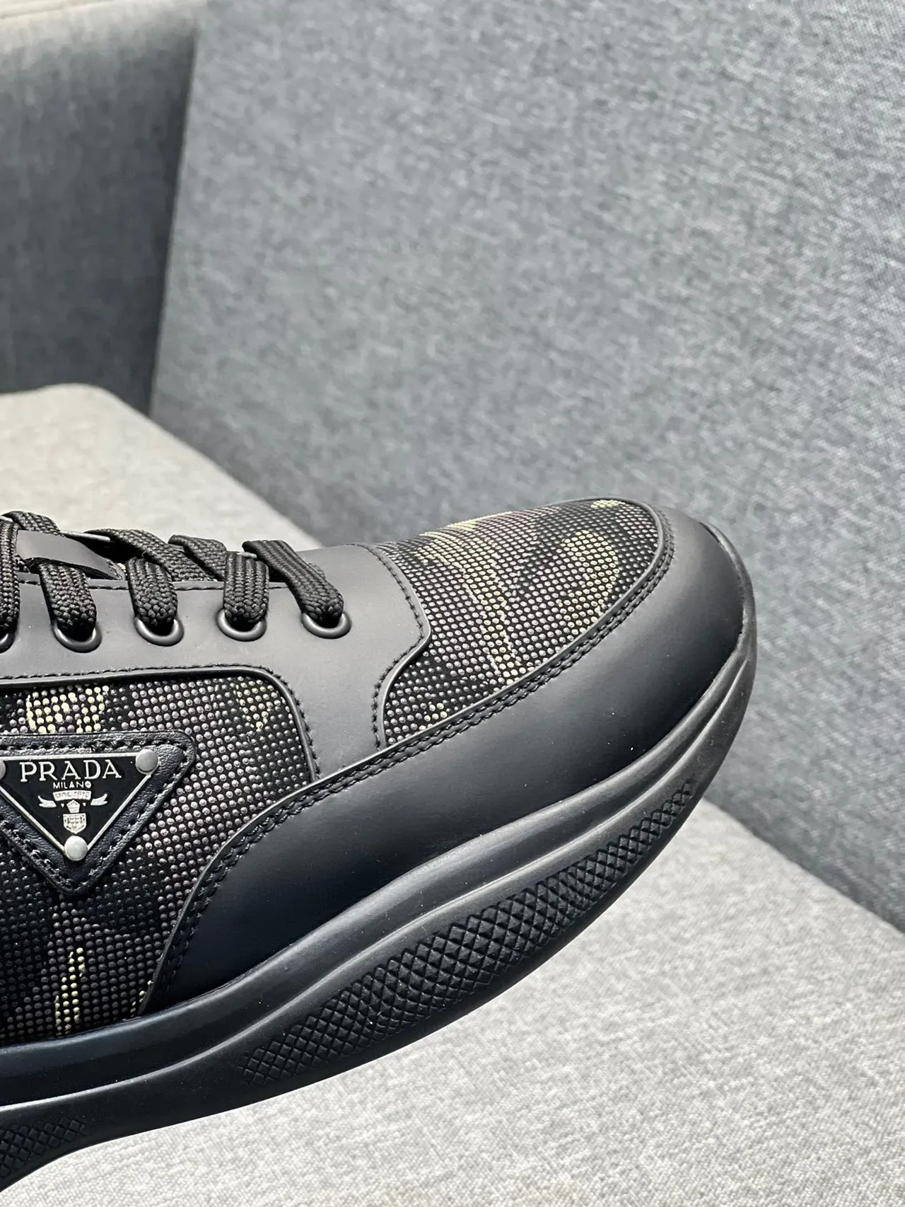 Prada tênis lifestyle preto bege camo-print têxtil couro superposições 3
