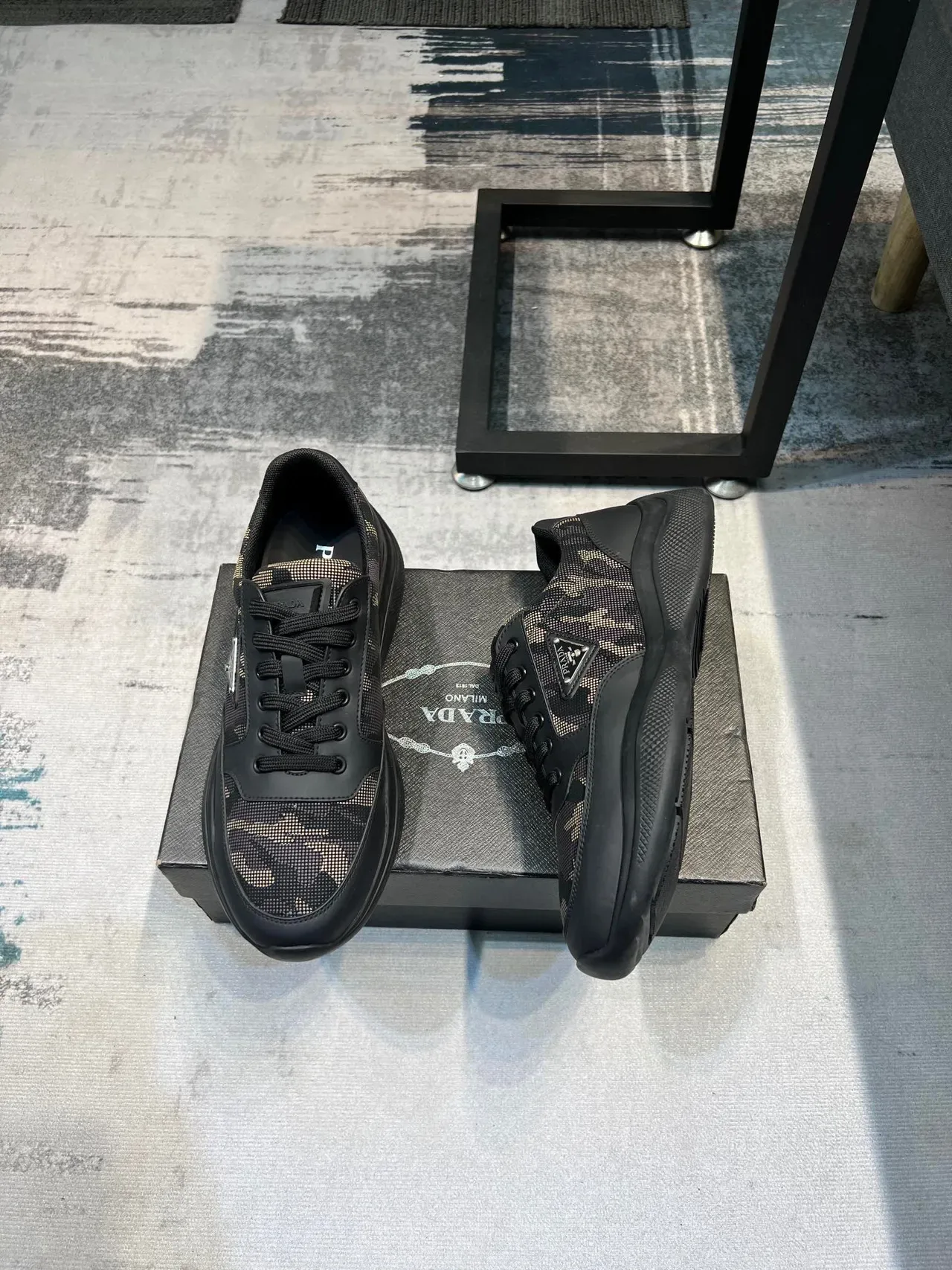 Prada tênis lifestyle preto bege camo-print têxtil couro superposições 4