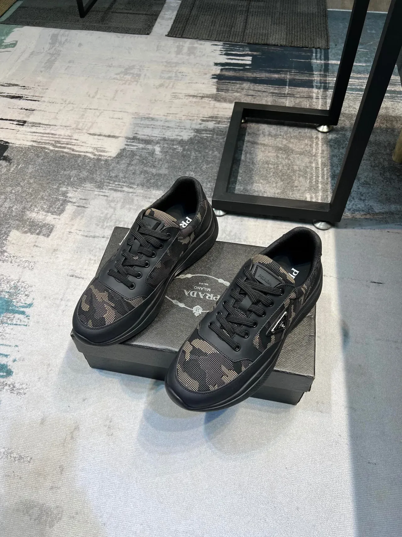 Prada tênis lifestyle preto bege camo-print têxtil couro superposições 5