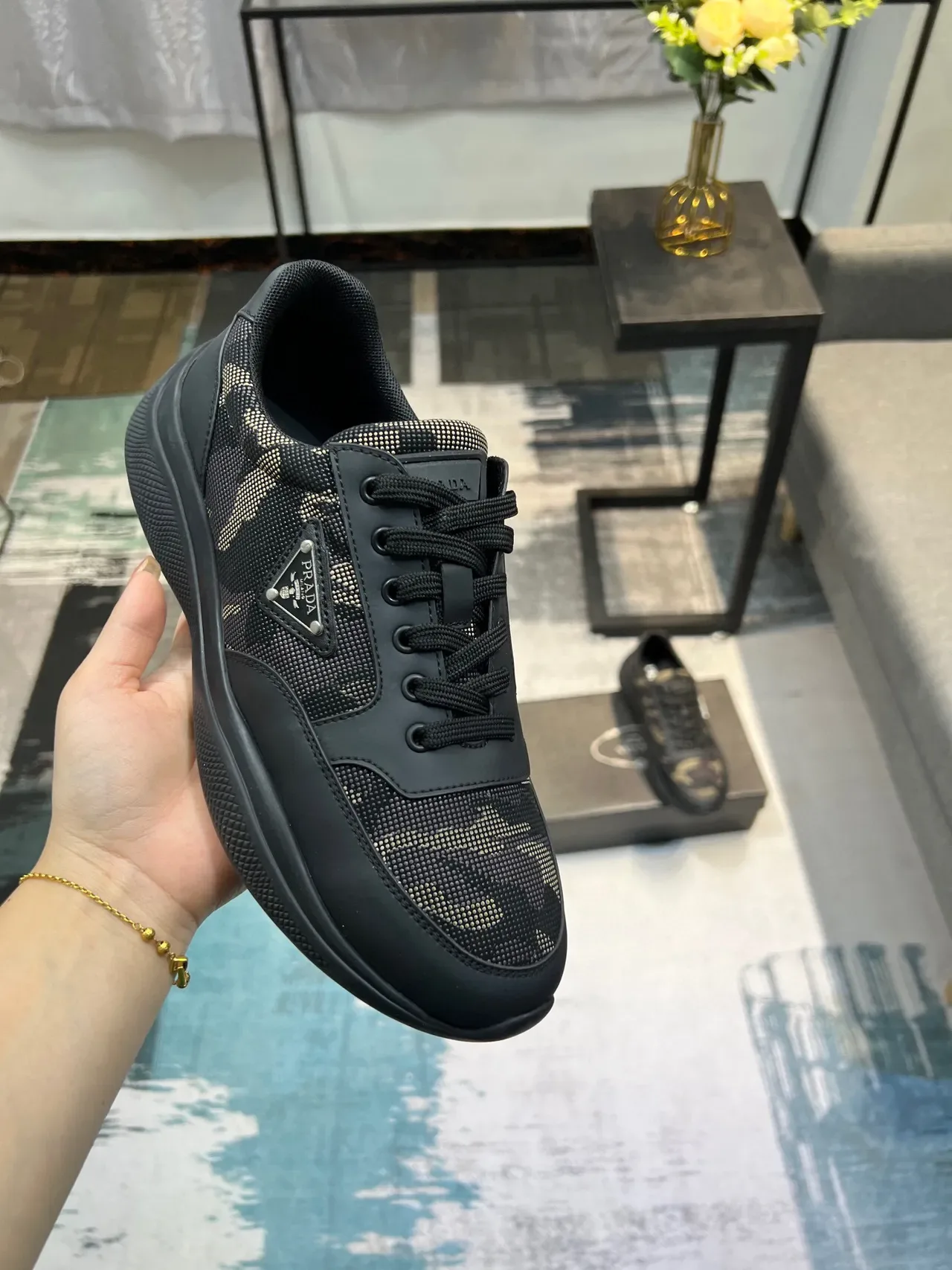 Prada tênis lifestyle preto bege camo-print têxtil couro superposições 6