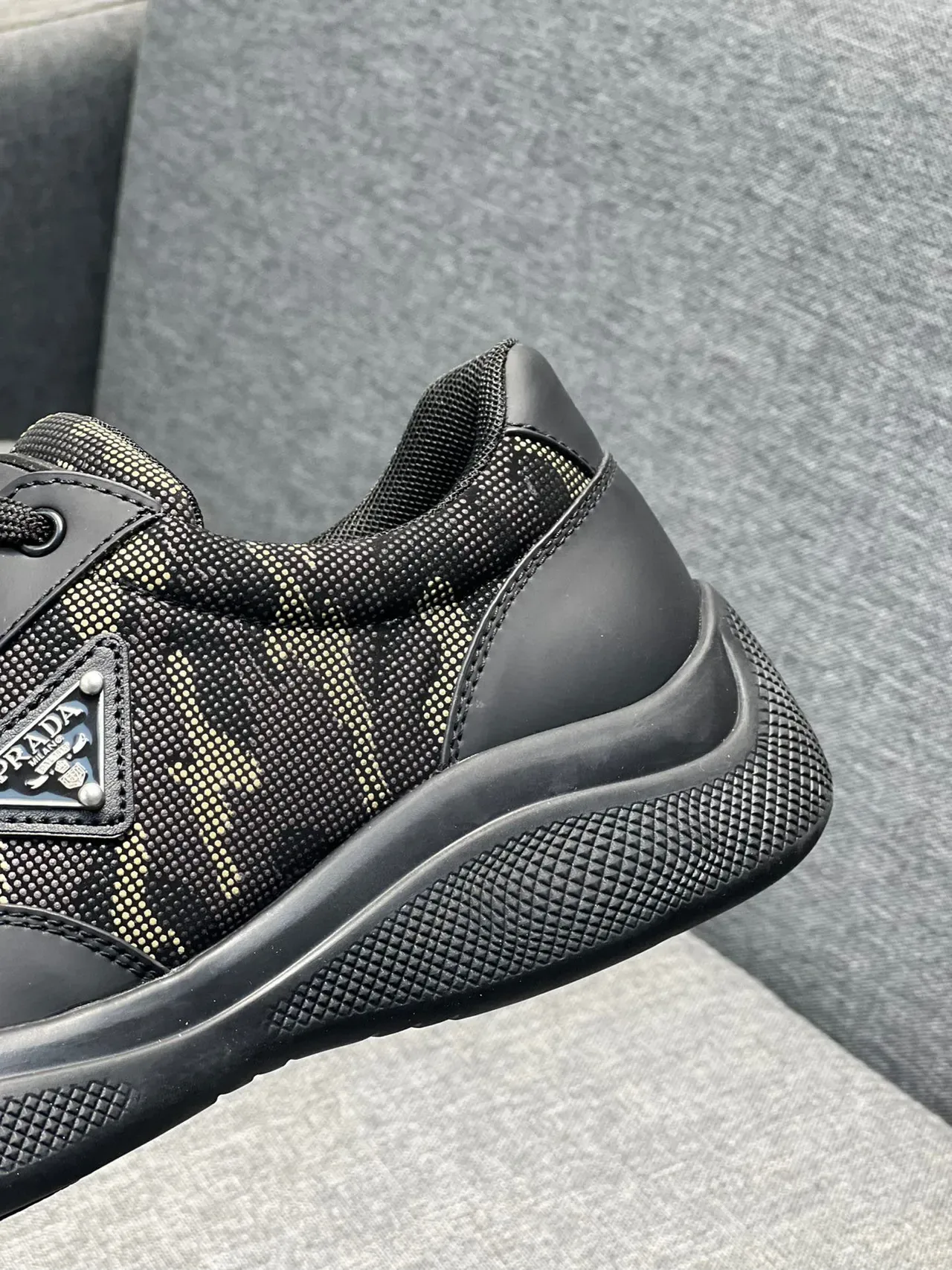 Prada tênis lifestyle preto bege camo-print têxtil couro superposições 7