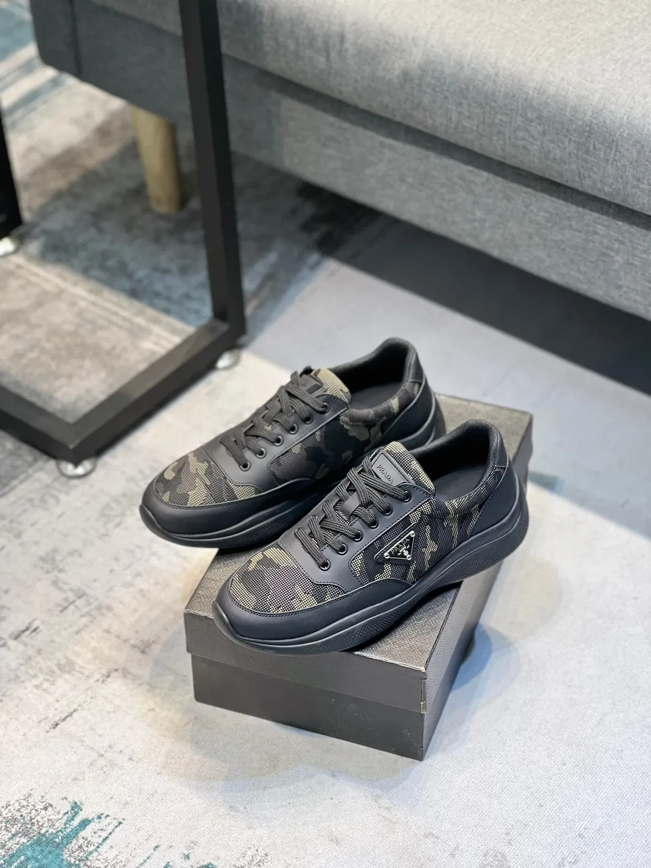 Prada tênis lifestyle preto bege camo-print têxtil couro superposições 8