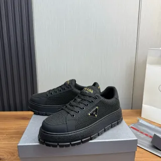 Prada أحذية رياضية أسلوب حياة شبكية سوداء ذهبية مع لوحة علامة ثلاثية الزوايا