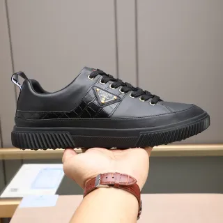 Prada Sneakers Lifestyle Cuir Noir Plaque Logo Triangulaire