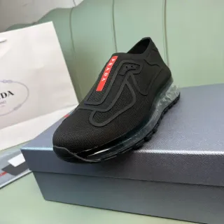 Prada Lifestyle Sneakers Noir et Rouge Slip-On en Maille