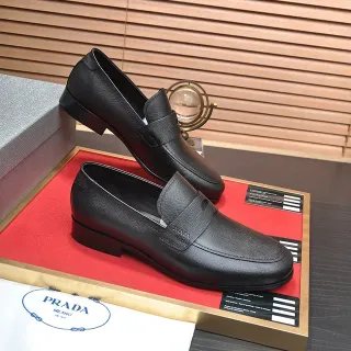Prada أسود Saffiano حزام بيني ليفرز