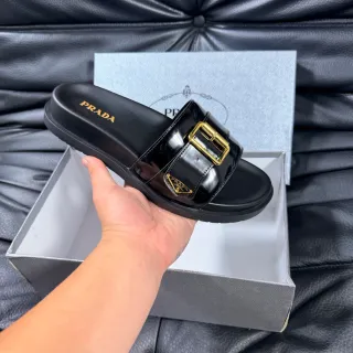 Prada बकल स्लाइड काला पैटेंट लेदर स्लिपर