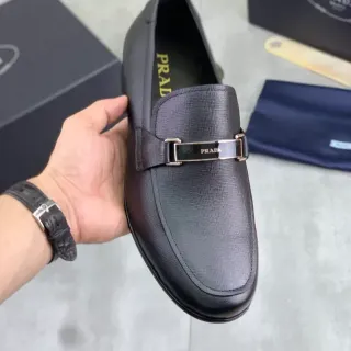 Prada Horsebit Loafer Noir Cuir Texturisé Slip-On Loafer