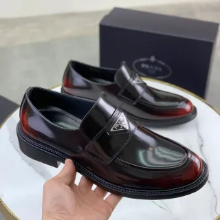 Prada لافر جلد لامع أسود وبورجوندي لافر