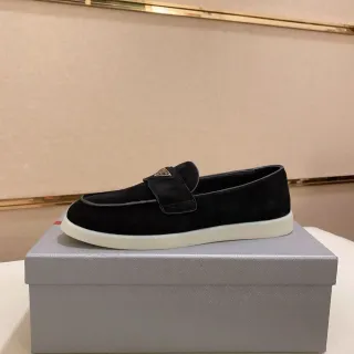 Prada Logo Loafer Daim Noir Semelle Blanche Loafers