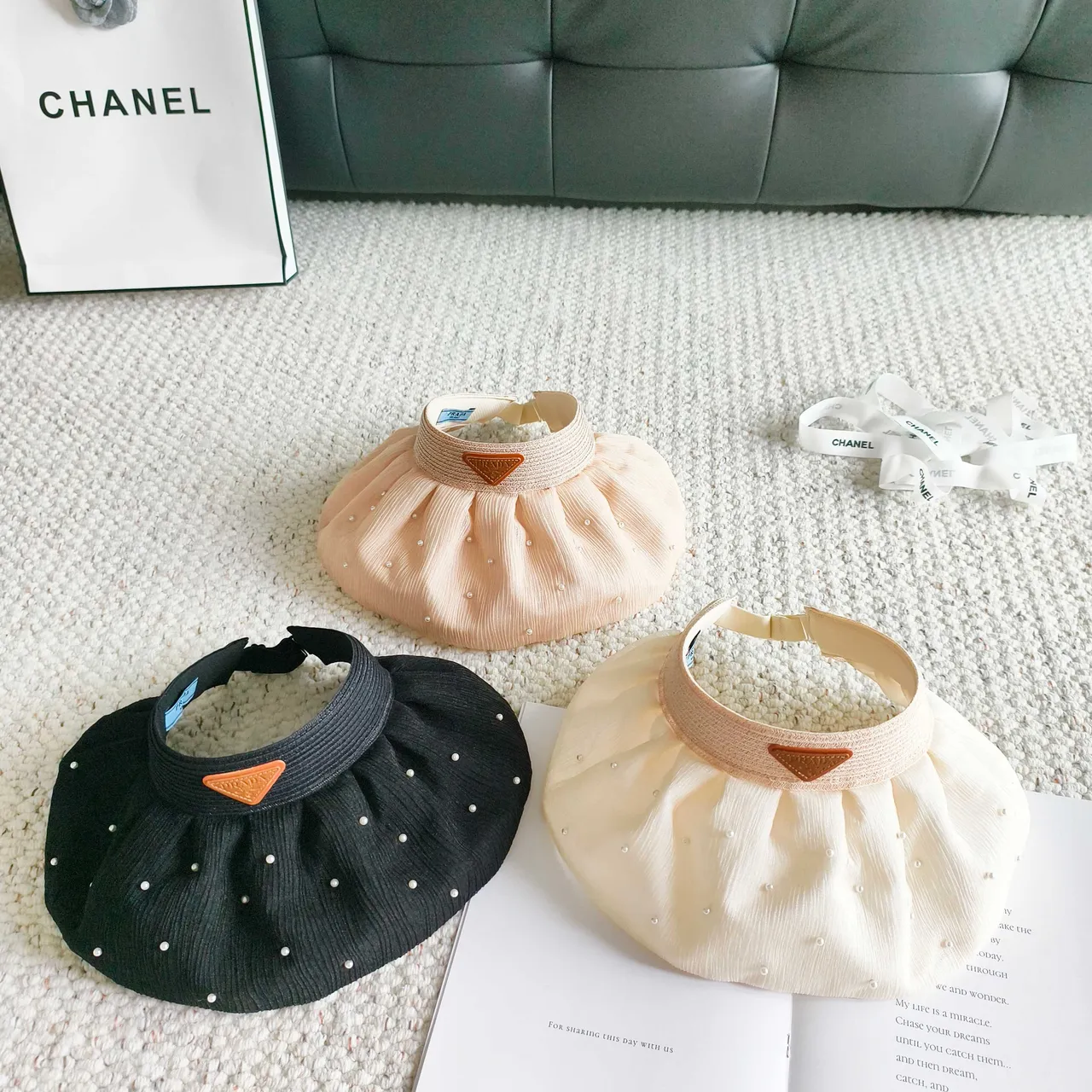 Prada Chapeau de Seau Visor Plissé Orné de Perles Pêche 2