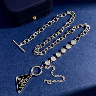 Prada معلق مثلث سلسلة فضية سوداء مينا قلادة
